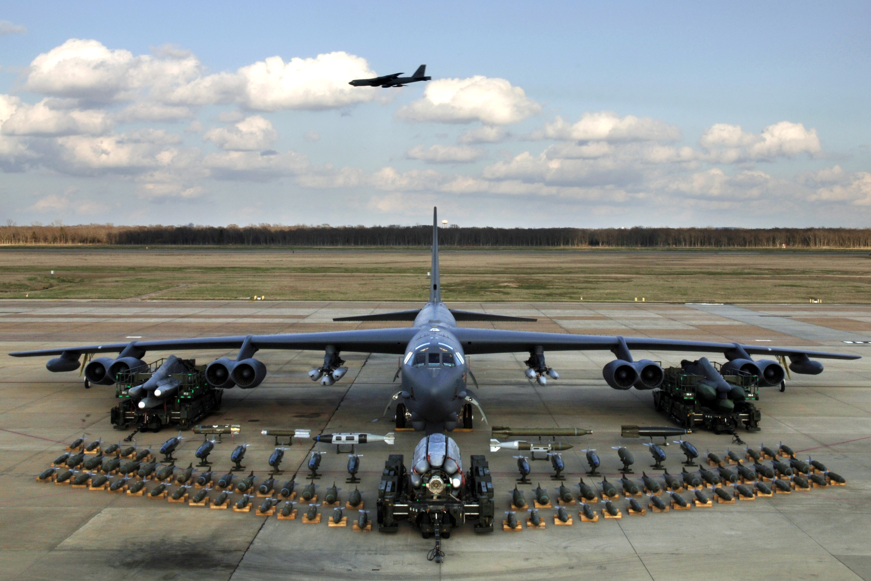 B-52H (© USAF) Élément du Global Strike Command, le B-52 dispose de toute la palette des armes air-sol de l’US Air Force : bombes conventionnelles JDAM à guidage GPS, missiles de croisière à charge classique ou nucléaire, plus des missiles antinavires Harpoon. Il embarque un pod-laser pour l’appui feu. Son avionique lui permet d’être connecté aux architectures info-centrées.